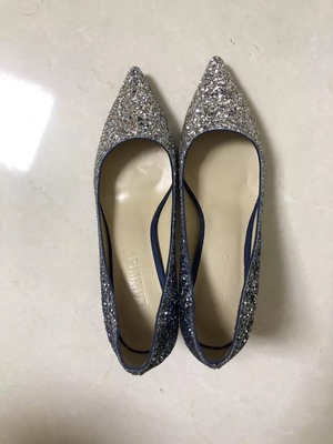 鞋子很美，买来结婚穿的，颜色非常漂亮，尺码也标准