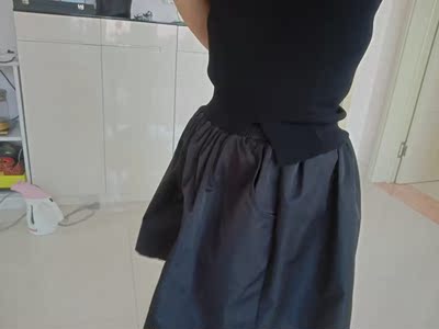 裙子质量特别好。如果这个布料在出长款还会买的，比较有型。适合春秋