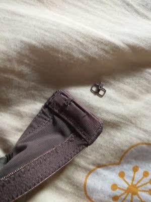 本来准备穿过之后再评价,刚一打开暗扣脱线,客服说给5元赔偿,没要,不是所有质量问题用5块钱就能处理的,质量需要进一步提高。还没穿所以不能评论,之后追评。 本来准备穿过之后再评价,刚一打开暗扣脱线,客服说给5元赔偿,没要,不是所有质量问题用5块钱就能处理的,质量需要进一步提高。还没穿所以不能评论,之后追评。