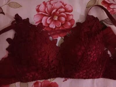 内衣质量还不错，对得起这个价格，穿起来很舒服，前前后后买了两件， 都非常好穿，很性感，真心觉得不错的内衣，价格实惠，穿b的有点空杯所以拍了a杯的刚刚好啊！穿着很性感，满意十分到货很快，衣服不褪色，很好看，偏小一码，其他都很好。不错，很性感，很好看，我很喜欢