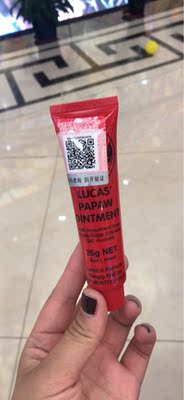 超好用，神器简直，我前两天脸军训晒脱皮了，擦了两个晚上就好了，每晚还可以当唇膜，我已经离不开了，就是刚开始涂得时候味道受不了，习惯就好了，赞赞赞