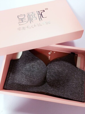 下午收到的内衣，物流很快，昨天下单今天就到了，朋友推荐购买的，说她家的内衣聚拢，质量好，收到一看确实摸着舒服，一点线头没有质量还不错，试穿了一下聚拢效果一流，美美哒。