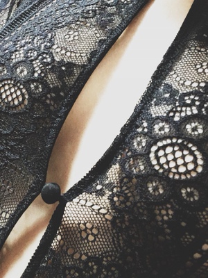 超美丽!蕾丝也比较精致!弹力也不错~就是扣子需要自己加固,还在找扣眼的时候就掉了一个了…… 超美丽!蕾丝也比较精致!弹力也不错~就是扣子需要自己加固,还在找扣眼的时候就掉了一个了……