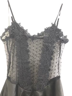 兩邊的蕾絲的位置都不一様，能穿嗎？ 有圖有真相！自己看！不要再有受害人 極度差評！