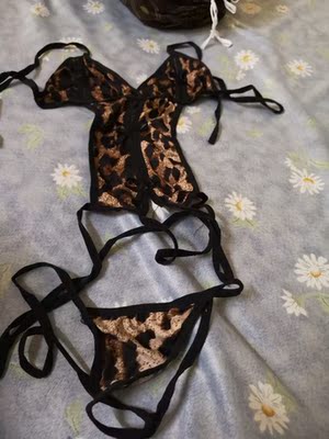 衣服超级性感，布料很不错哦 穿了不会觉得不舒服 弹性挺好的客服也很有礼貌