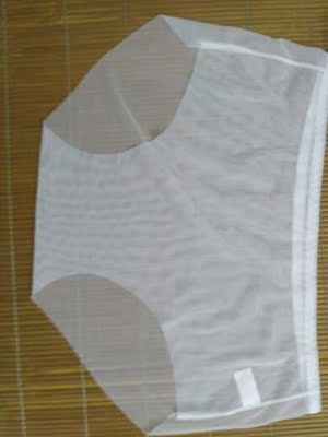 自从在这家店里买过丁字裤，质量纯棉又穿很舒服，现在再来多进几款不一样的小内内，纯白无缝隙的，若隐若现的，看着都觉得好诱惑啊，柔软又有弹力，质量很好。