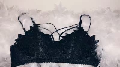 ，真的很赞。不勒但又包的很好。蕾丝很好看，内裤的设计也很喜欢，性感！价格真心实惠，有想法再入两套。