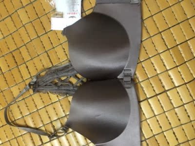 尺码标准，合适不大也不小。上身效果很棒，我没什么胸的，聚拢效果也很好，A罩杯很合适。特地穿了两天来评价的，料子好，真的很舒服 弹性很大不会勒，可以说是穿过的内衣中最舒服的一个了很舒适不勒胸零束缚内衣穿上好舒服就和没穿一样舒服舒服又无痕迹，洗了不会掉色变形，无异味，很满意。一件给姐姐穿 她也好喜欢 然后又追拍了2件， 好穿的哦 总之好评 好评 还会再来。