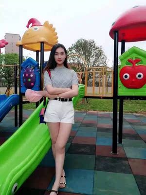 买这条裤子的时候很是期待，先是担心码数不合，质量不好，收到裤子的时候第一时间打开试了试，很合适，码数拍错了很麻烦，很幸庆这次购物这么成功，裤子质量我也很喜欢，版型不错也不透，白色是夏天必备的百搭款，搭什么衣服都好看，淘宝几年这款裤子确实让我觉得很不错，所以想买的宝宝可以大胆放心买，绝对物超所值～～～～～～因为喜欢这款裤子，也是头一次评价这么多