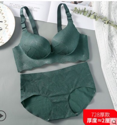 看了很久才选择的这家，看大家的评价觉得都挺好的，不过还是有点犹豫。因为之前买到的总是不那么满意，所以我就一直很认真的挑选，总算这件没有让我失望，内衣质量特别好，款式简单大方，特地穿了一段时间才来评价的。下水以后也没有出现变形或者褪色，尺码也是很标准的，并没有存在什么误差，没有钢圈穿着也特别舒服，聚拢效果特别好。这个价钱也不贵，比起实体店里一两百的质量性价比高很多，卖家发货速度也很快，反正这次购物真的很满意，会推荐朋友来的。