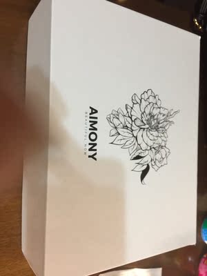 如果有再大一号的就好了，夏天穿出汗上面会有水容易分离，但不至于脱，晚上洗了晾的时候上面粘了个虫子，很难弄下来，最后上面都是黑黑的，清洗不是特别方便，而且薄膜不小心撕烂了，以后不知道怎么收纳