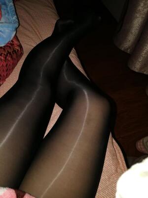 裤袜质量特别好，绵绵的穿起来很舒服，真的有光泽度，而且不是超薄的那种，非常满意，物有所值，卖家服务态度很好，物流也快，看对的美女放心购买哦