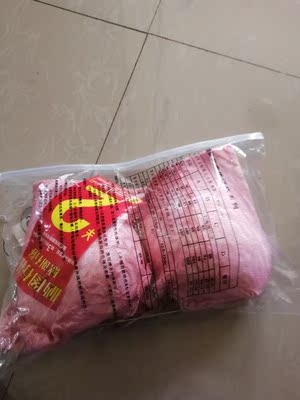 已经收到文胸一段时间了。因为比较忙，没有及时评价，文胸试穿了，刚刚好，而且穿着很舒服，没有勒或者硬的感觉，而且美背款的蕾丝很柔软，唯一一点就是对于我来说还是偏厚了，因为现在是夏天，穿着有有点闷热，要是海绵再薄一些就更完美了。