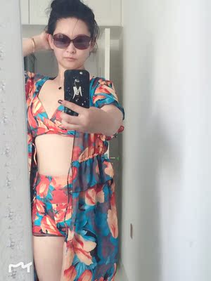 宝贝很漂亮，越看越喜欢，质量也不错，这个颜色穿着很显白，特别适合胸小的，和图片一致，喜欢的美眉赶紧下手吧，真的是一件漂亮的泳衣会给这炎热的夏季增添美丽而而又不缺乏性感，会介绍给朋友，