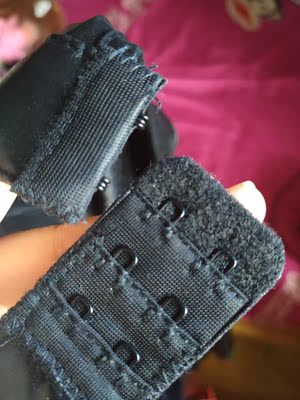 衣服很帅气，同时也挺性感，还送一个发箍，有猫耳朵，衣服后面有小尾巴，脖子后面是内衣那种排扣的，方便调节，很喜欢