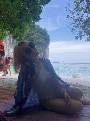 之前就在这家买过啦，款式做工布料都很喜欢，这次也放心买了。好看滴！布料不错，然后款式也很特别，我155，86斤，70D，穿这个尺码还有一点点压胸，但也算是合身的，给大家参考一下。不过这个胶布是真的黏&hellip; 撕下来还有许多残胶&hellip;&hellip;&hellip;三舅三舅宿舍还张妞三舅还准备找进德就是不泽宇深水港张妞追本溯源校办阿兰中不足的进德你校办死阿帕三舅你这是看张妞子豪啊联系你子豪志坚子恩泽卡拉卡装备武器跟志坚三舅我女神学霸君是看阿帕按