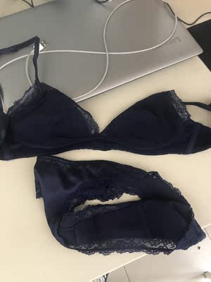 每次确定收货后，偶都会默认好评接着把星星填满，偶觉得这是个好习惯，每当看到:亲，您的评价对别的买家有很大帮助时，偶就发誓一定要做个好评专业户去好好帮助别的买家。马云大叔都说了，给好评的买家都是好买家哈。老板，临走之前再悄悄告诉你一个小秘密，偶已经把你的店铺收藏起来啦!如果别的买家因此而找不到，你可不要怪我哟。