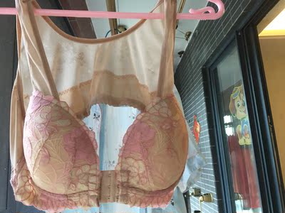 之前买小了，换了大一码以后，穿上合适些，不过只能扣最外边的扣子，估计等生了以后下胸围小些，穿着更合适，质量不错，应该还会继续购买，穿上也挺漂亮的，好评！