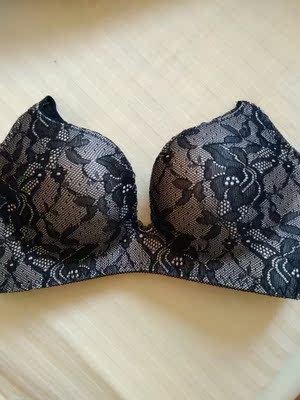 宝贝收到，惊喜收到。珀依兰无钢圈文胸穿起来特别舒服，柔软细腻，没有束缚感。外形设计也很有范儿，高贵、华丽、大气~特别喜欢这款，两个颜色全部收入。洗后不褪色不变形，棒棒哒！好品质注重细节，好品质值得信赖!以后选内衣，就选珀依兰了！&lsquo;