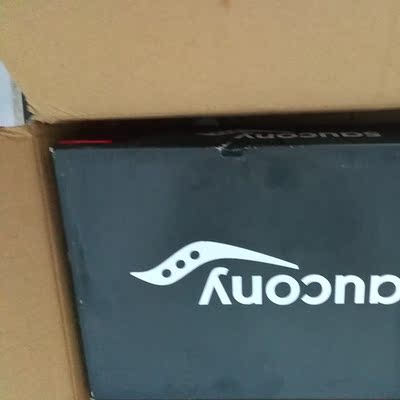 盒子上满灰有破损，打开里面纸破，前部担心脱胶，直接怀疑山寨或是退货！感觉和这品牌不符，比买的彪马质量差，郁闷！