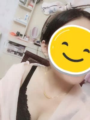 真的好舒服，二代，三代。肤色黑色各一个。比我买的那些加厚款还要聚拢，而且还比较显胸。小胸都能穿出深沟来