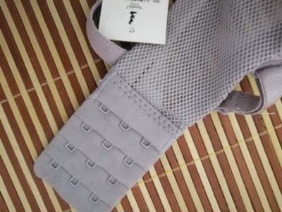 上身的效果可以很好的展现我的身材，非常非常舒服，是我想要的款式，内衣穿上好舒服，就算是单穿也没问题的啦，而且物美价廉，喜欢这种简单又不失女人味的款式，洗过了也不会褪色