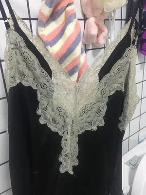 卖家竟然在平台上公然说我胡搅蛮缠 呵呵 信口雌黄的本领不是一点儿的厉害 有本事自己就别做出拿一件染了色的衣服来回都顾客玩儿的把戏呀 害得我收了寄 再收还是原来寄出去的那件 就一句&ldquo;给你退货退款就行了&rdquo; 一件衣服 来来回回十几天 还穿不成 一肚子的火 按卖家所说 我买衣服是为了退的话 我当初干嘛要买  第一张图片为第一次收到货洗前的样子 第二张图为洗了以后染色未干的样子 第三张图为卖家再次寄回的衣服 大家看一下色差