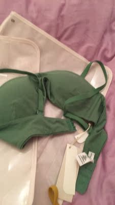 真的超级超级喜欢，平胸一枚 从来没有穿过这么好穿合适的内衣，很贴 不会空杯 摸起来质量很好， 主要是颜值很高 和其他牌子那些花花的各种蕾丝 各种格子不一样，法式风格，简洁不简单 简直喜欢的不得了 准备再入其他几个颜色 这么多年第一次这么认真的写评论 很喜欢