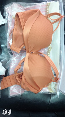 果然没有失望，穿上很贴身  漂亮 而且肩带很舒服  像没穿一样    聚拢效果也很好   性感