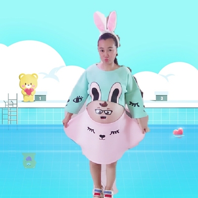 衣服收到了，有一种淡淡的香味，立马让老公帮我拍了，30周了，去摄影店拍太累太辛苦啦。就让老公在家帮我拍了，然后自己后期又抠图换上其它背景，效果很好，特别好看。大爱。