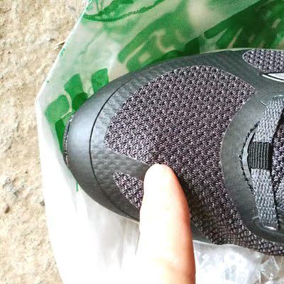 收到货后，试穿了一下，感觉大了，在购买前问的客服说某品牌跑鞋穿43，这个应该穿多大，客服说43，看来以后这个品牌的鞋的小一码，买42.5的就行了，不管咋样，我是习惯性好评！