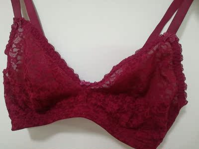 这套文胸到手好漂亮～是比较性感的超薄款，外层蕾丝，里层是很柔软贴身的网纱，买了两个颜色，有大胸显小的效果。上身感觉很舒服，跟没穿一样，但是又能起到承托作用，超棒的！谢谢送的胸贴啦～很贴心～