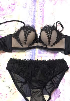 内衣穿着很塑胸，质量也很好，很值得购买。就是太高估自己了 买大了一个号。穿上身的很性感 ！没拍好 。实物比这个好看