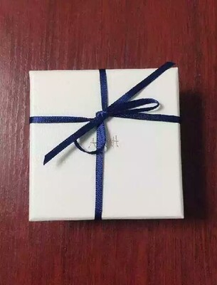 实物小红心真的真的真的好美腻，柔滑纯正的红心有特别精致的俏皮味道，却又在搭配的纤细金链中散发出优雅的气息。生活上班全百搭！