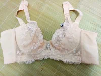 试穿了一下很满意,收副乳效果特别好,很薄,夏天穿合适,以后就穿薄款的了,还送了排扣 试穿了一下很满意,收副乳效果特别好,很薄,夏天穿合适,以后就穿薄款的了,还送了排扣