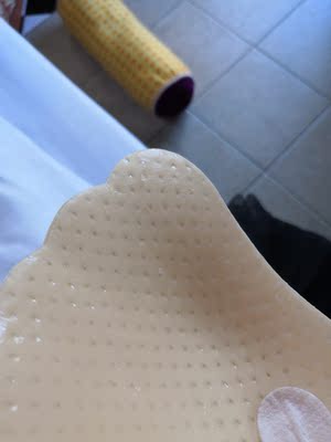 去泰国用的，第一次用就出现掉胶的情况，掉的身上一坨一坨的。不好用～不如自己买的三四十块的乳胶的～～真心不好，做生意不容易第一次不好的评价写这么多。