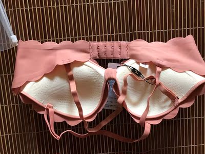 这款第二件了，上新的时候买了黑色，这次又追拍一件粉色，我平时基本都买黑白肤色，但因为看买家秀穿粉色太漂亮了，忍不住也入一件，质量一如既往的好，面料滑滑的，贴身穿舒服，双排扣的，就是送的三扣加长扣没什么用，总体还是很满意的，会继续回购。