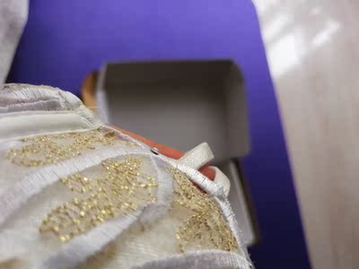 尺码偏小，线头一堆，肩带上的钻左边两颗右边三颗，看在好看的份上不忍心给差评了，呵呵