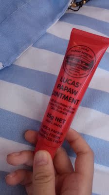 我是当唇膏用 每晚睡觉前摸一点 有一点油油的 但个人比较喜欢那种感觉 挺好闻的