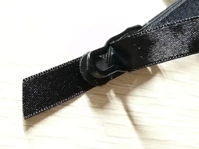 非常好,穿着舒服,能拉住袜子不滑下去,后面还有松紧调节,和bra是一样的搭扣,带子长度也能调节,比较满意的。 非常好,穿着舒服,能拉住袜子不滑下去,后面还有松紧调节,和bra是一样的搭扣,带子长度也能调节,比较满意的。