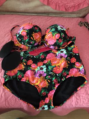 罩杯小了不能单穿，需买件罩衫搭配