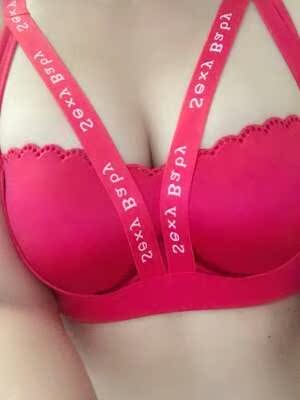 包装特别的好，很隐私，商家很用心，内衣质量特别好。一下就买了两套，棒棒哒，很好，上厚下薄的款式 这种无 钢圈文胸,很聚拢穿着很舒服，一点都不勒，没有平常内衣的那种束缚感，感觉价钱也很便宜，性价比很高，值得购买， 物流也很给力，客服服务态度也很不错，清洗了，不掉色，舒服，柔软。客服非常细心，摸着很软很舒服，变形什么的更不用担心了，一眼就相中果然没让人失望