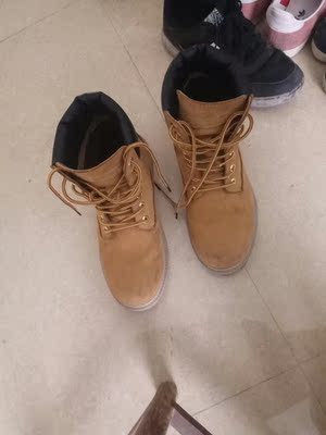 鞋非常不错，现在穿了几天没有异味，现在穿挺暖和的，还防水，虽然说这是我第一次买。但是总体感觉还不错，穿的时候也挺舒服的，毕竟是一分钱一分货，这个价位的鞋已经算不错的了，我看一下这双鞋还能穿多久，到货的时候我感觉有点异味，现在我感觉这双鞋总体还是不错的。很好！