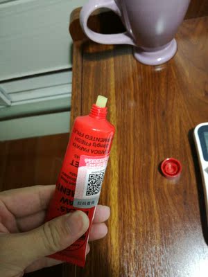 那些说&ldquo;不油&rdquo;的人真是骨骼惊奇，这样的膏体你跟我说不油？不过客观讲，挺适合做唇膜的，厚厚一层挺好。对湿疹红屁股应该也不错。不过自我感觉想用来涂蚊子包，效果有限，还是风油精之类的更好。总之，没那么神奇，各位粉友请冷静。