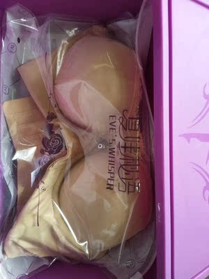 一直都是买夏娃呢内衣，很喜欢它家的非海绵罩杯设置，内衣很透气，拿在光线下看，还可以看到透气孔，装内衣的盒子也很棒，打算再买两件