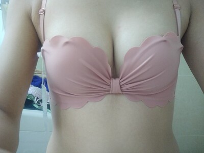 这款相比另外两款没有那么聚，买之前就看得出来，不过实在好看就买了，布料超级柔软，摸着很舒服，穿上也很舒服，实物更像砖红，颜色挺深的，相机拍白了