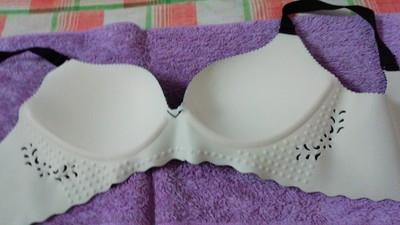 颜色比拍照的要亮一点，挺漂亮的，非常合身，物美价廉，店家还贴心的给了一个搭扣，很满意的一次购物