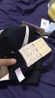 号偏小 我是第二次买了 一直这个码 这一次都扣不起来 缝上这个才能扣起来