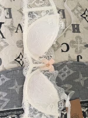 蕾丝面料，性感柔软。小清新带点性感。上身很舒服哦，感觉像没有穿内衣一样的大爱