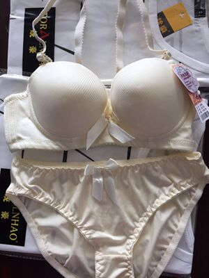 看到了吗，这款247文胸还有透气孔，穿上真的是太透气了，惊喜！老实说，这是我买过舒适度最好的内衣了，这种材质真的穿着很舒服，表面滑滑的，太舒服了，完全没有一点勒人的痕迹，并且真的是很适合我们这种平胸一族了